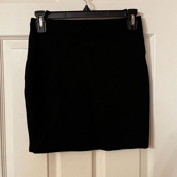 LaClef Women's Like New Black Mini Fitting Split Skirt - Picture 2 of 10
